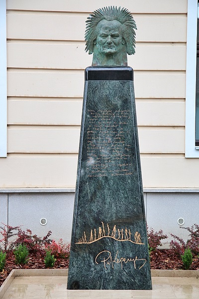 Kepenyes Pál világhírű szobrász- és ötvösművész három szobrát adták át Kondoroson